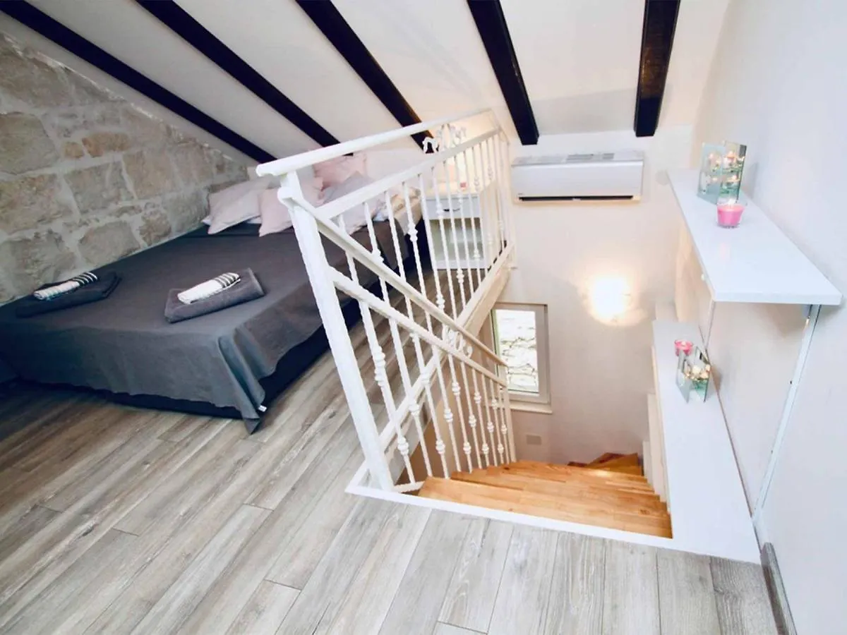 Dalmatian White Shell Apartment Kastela
