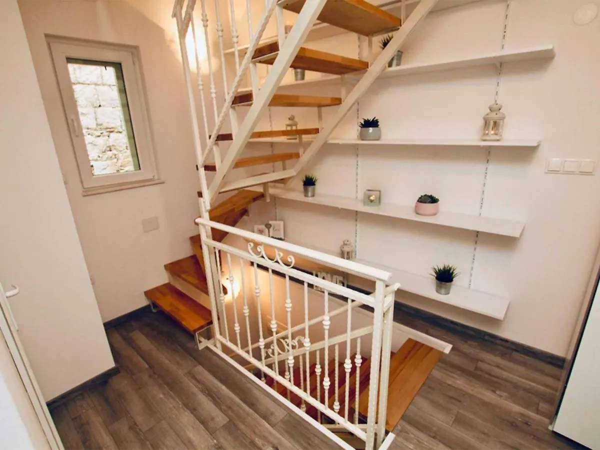 Dalmatian White Shell Apartment Kastela
