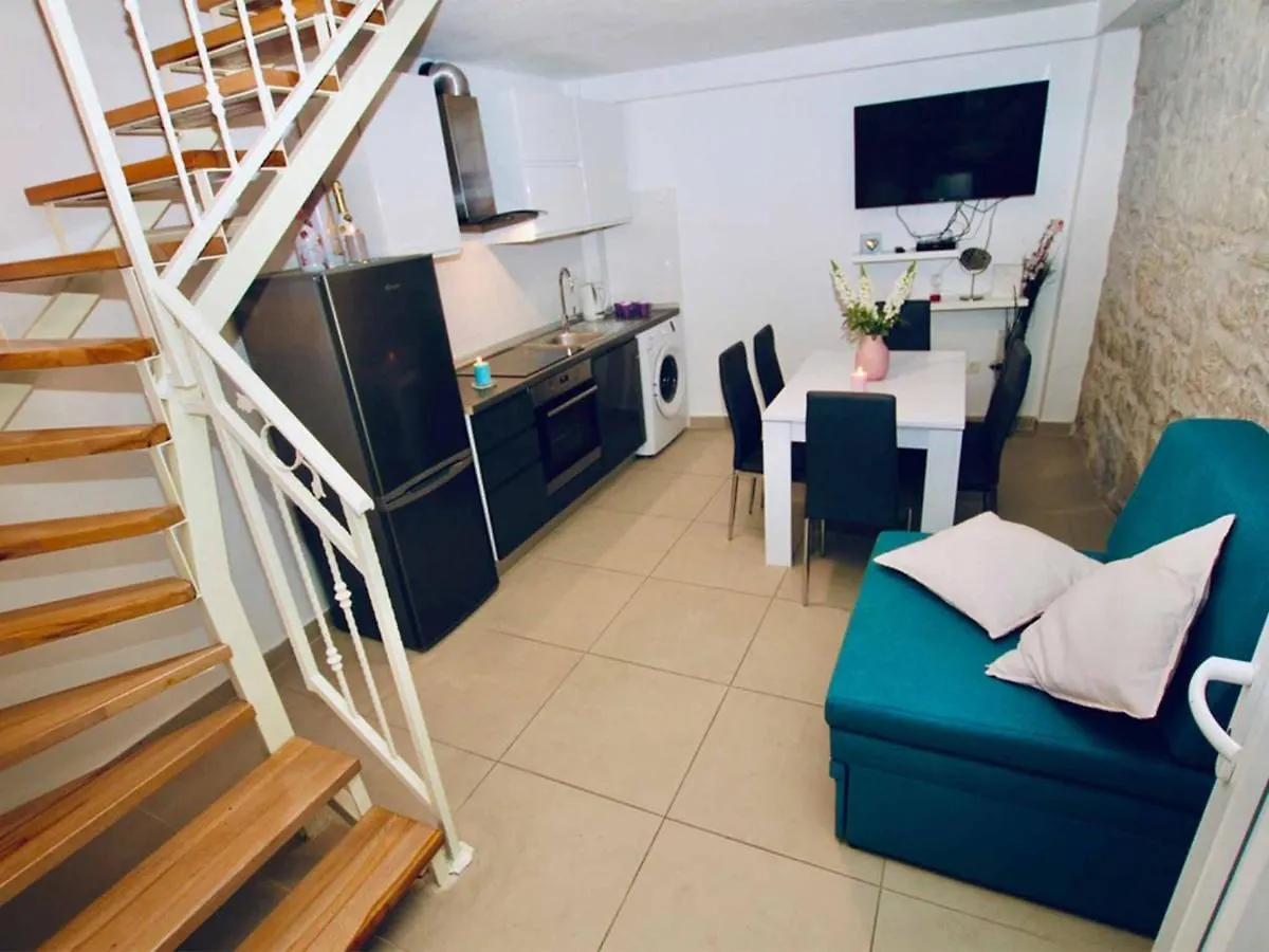 Dalmatian White Shell Apartment Kastela 0*,  Croatia