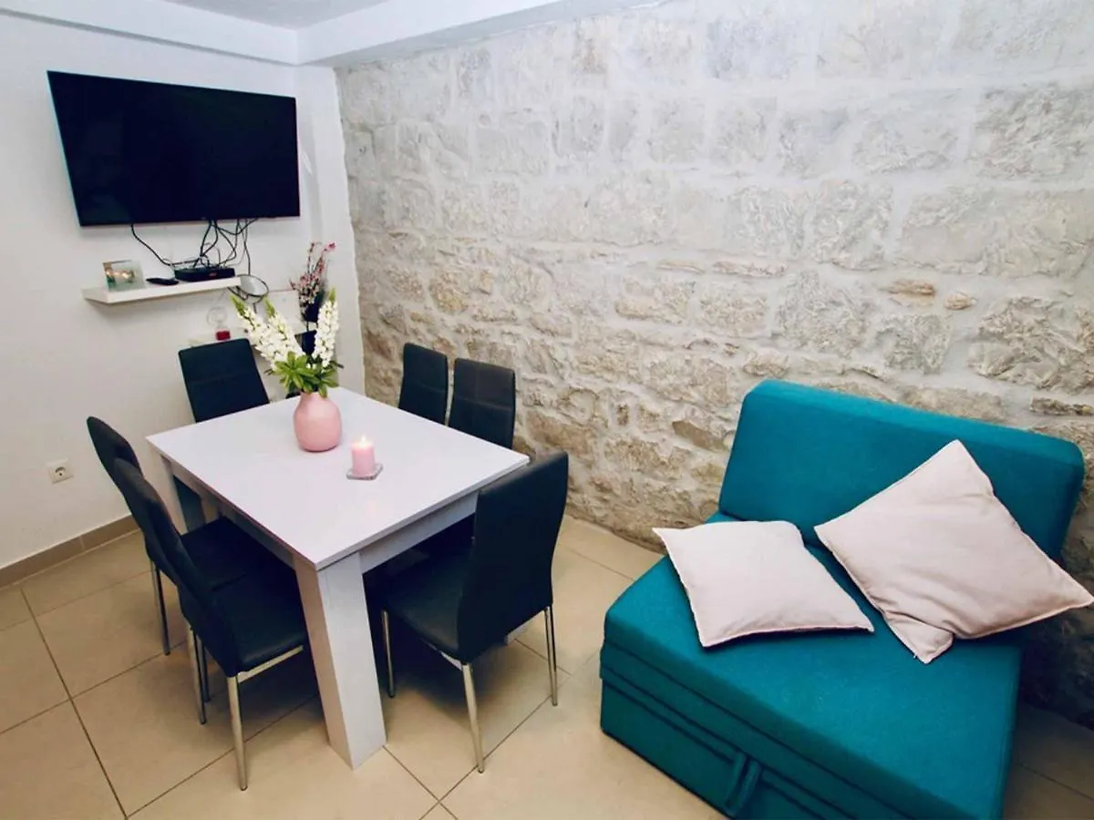 Dalmatian White Shell Apartment Kastela