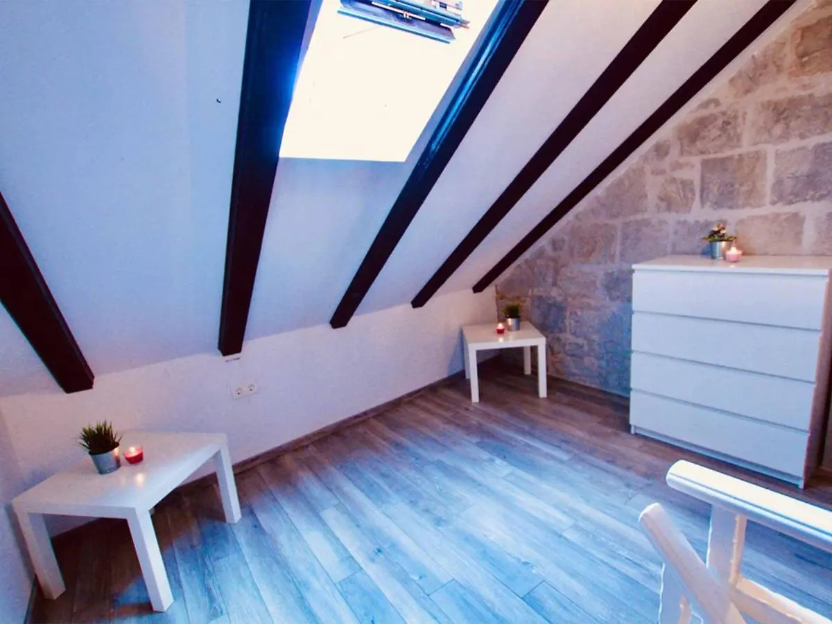 Dalmatian White Shell Apartment Kastela