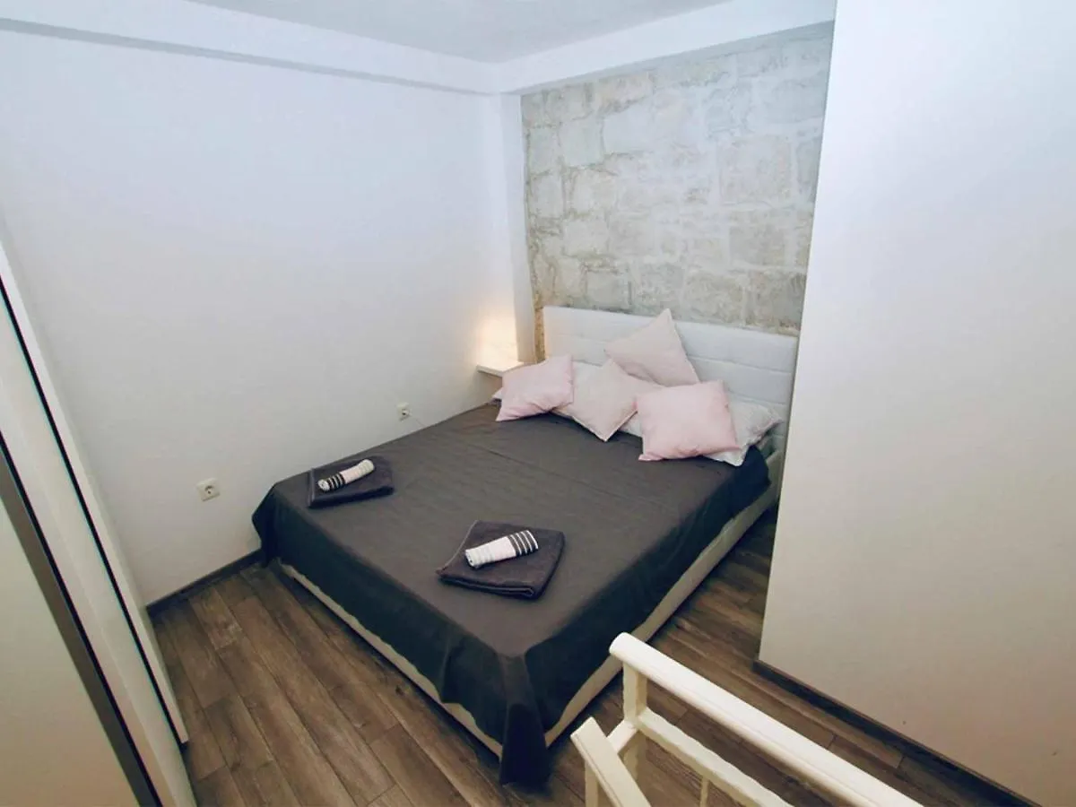Dalmatian White Shell Apartment Kastela 0*,  Croatia