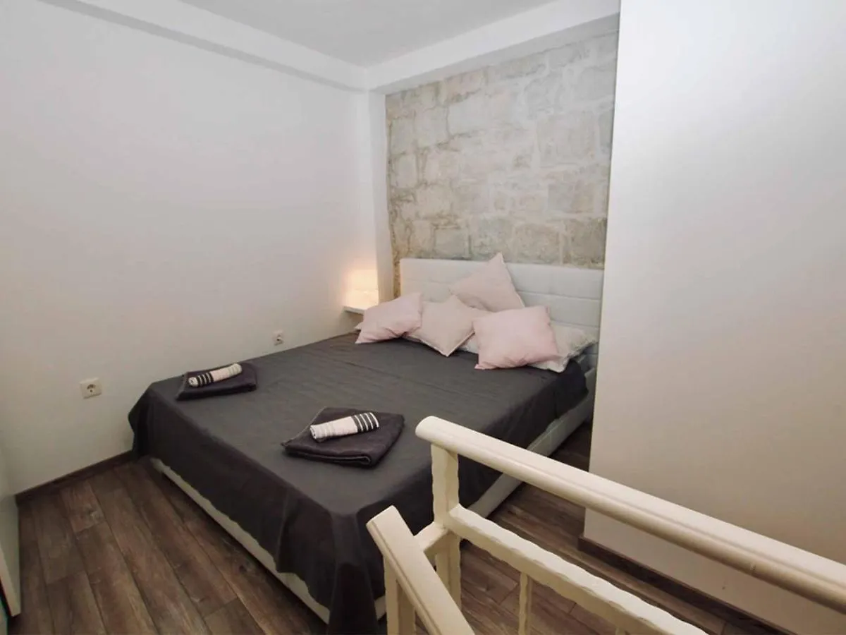 Dalmatian White Shell Apartment Kastela