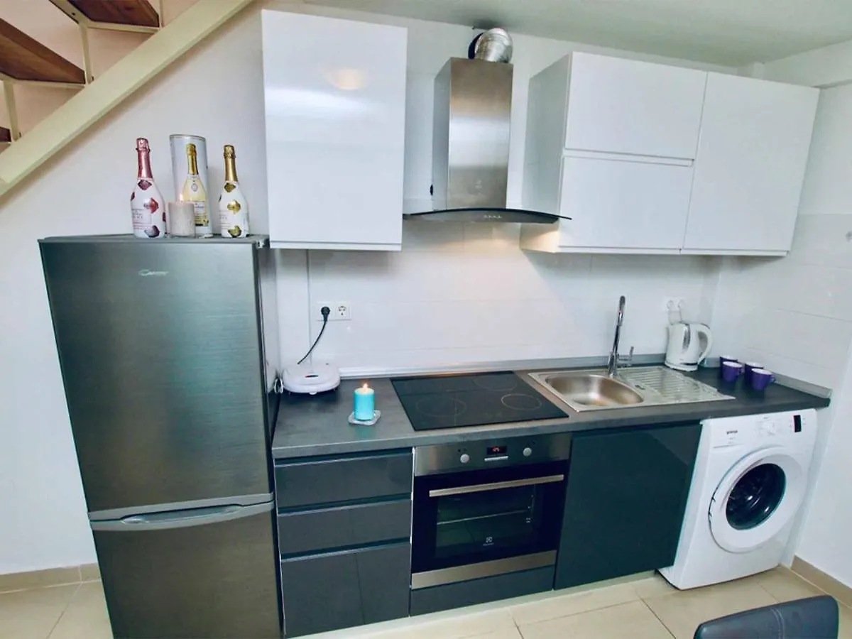 Dalmatian White Shell Apartment Kastela 0*,  Croatia