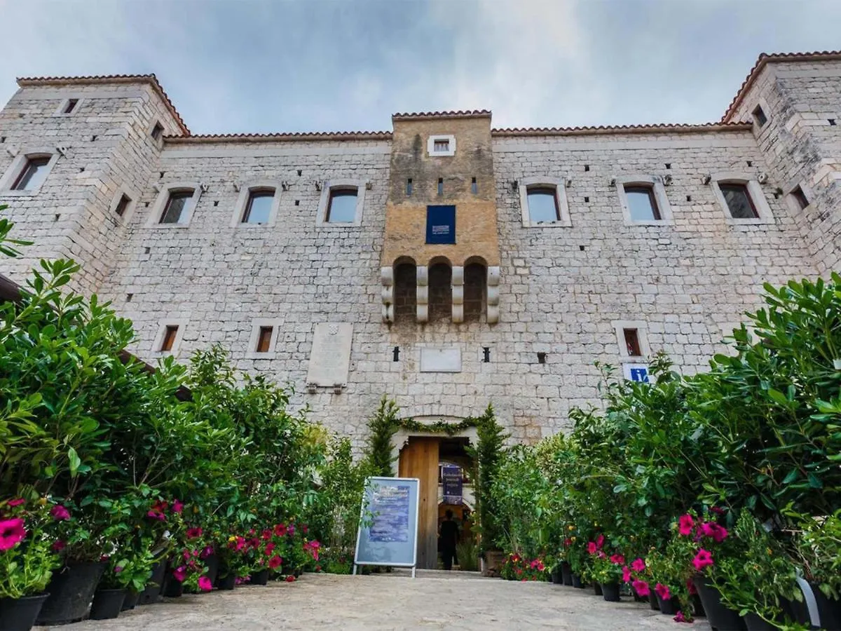 Dalmatian White Shell Apartment Kastela