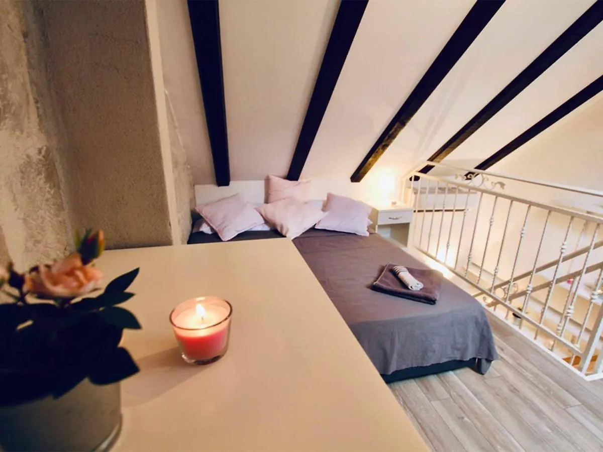 Dalmatian White Shell Apartment Kastela