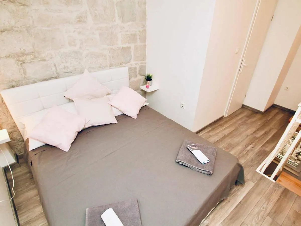 Dalmatian White Shell Apartment Kastela