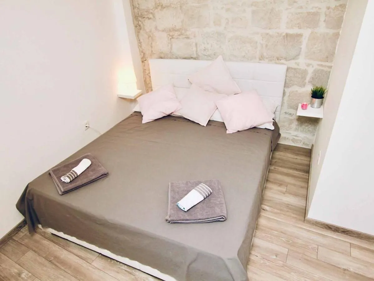 Dalmatian White Shell Apartment Kastela Croatia