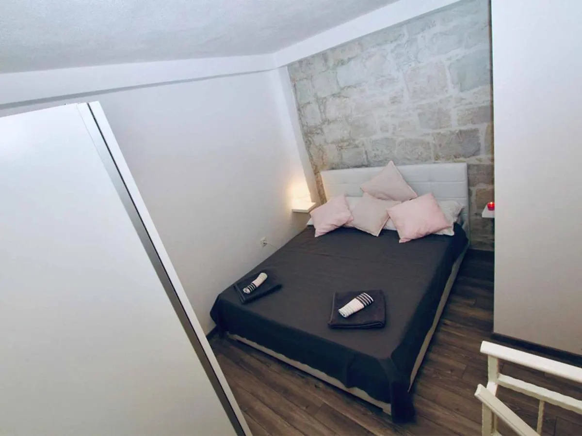 Dalmatian White Shell Apartment Kastela